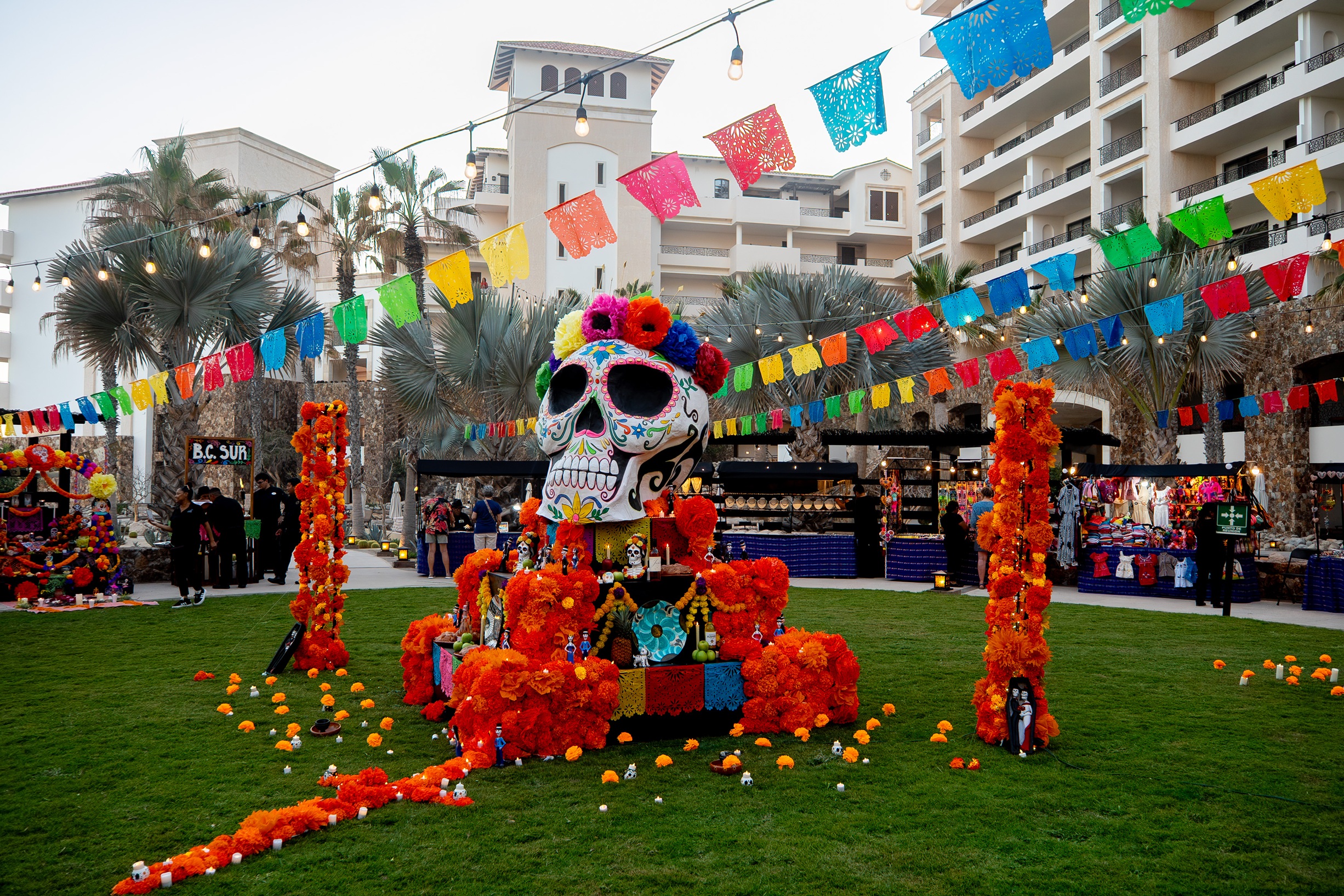 Mit Blumen, bunten Papiergirlanden und einer großen Totenkopffigur geschmückter Innenhof in Los Cabos.