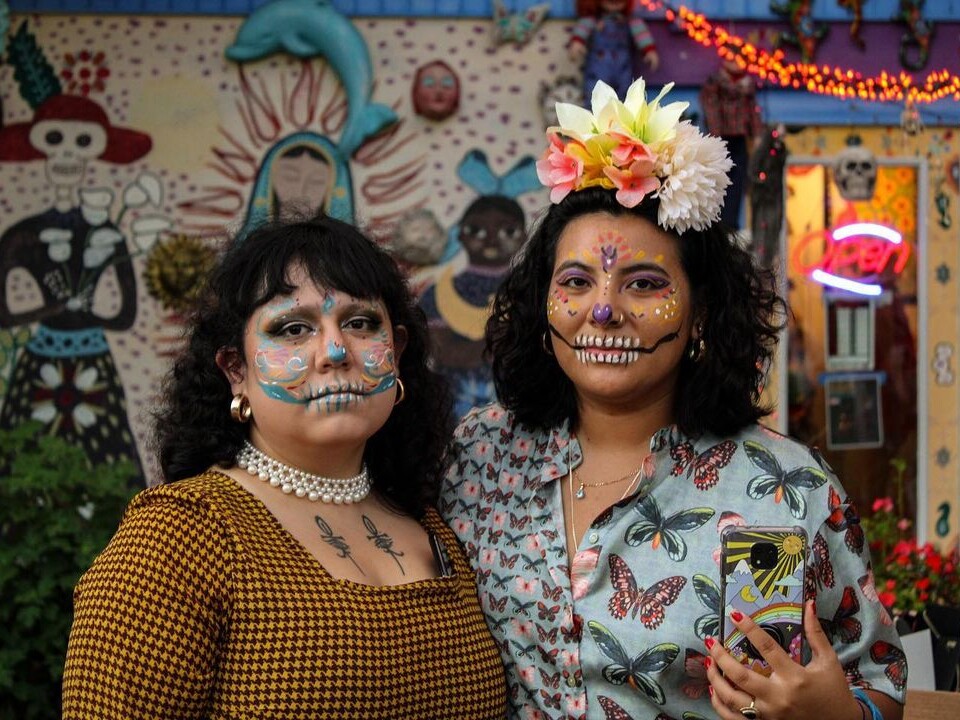 Zwei Besucherinnen mit Gesichtsbemalung beim Festival of the Skeletons in Bradenton