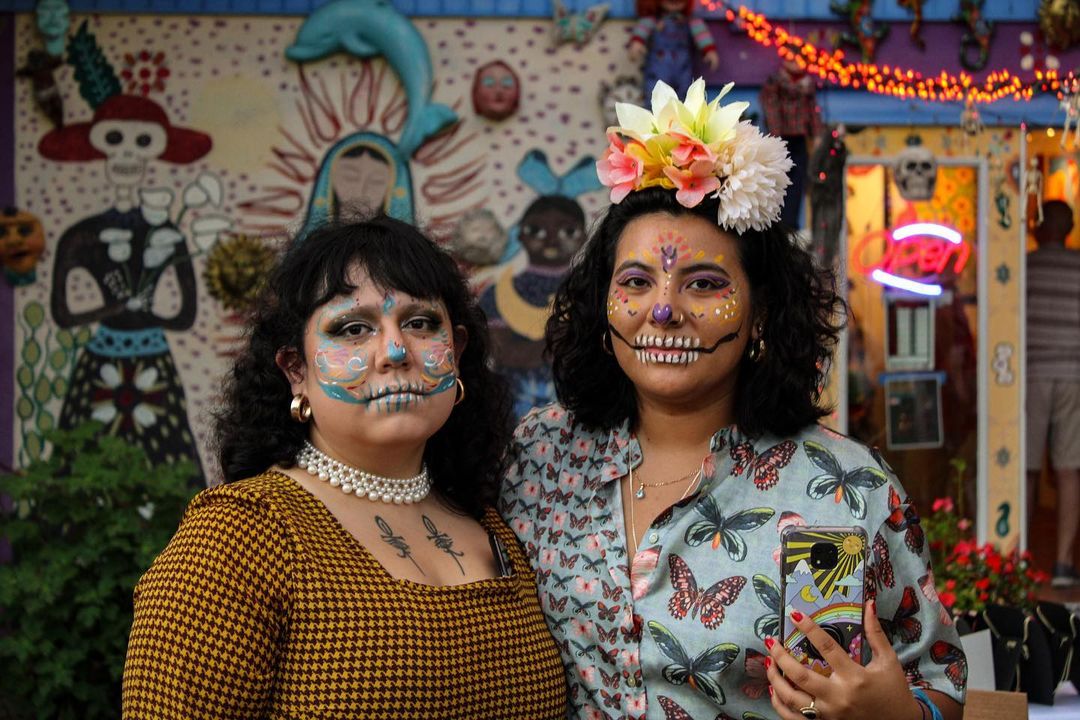 Zwei Besucherinnen mit Gesichtsbemalung beim Festival of the Skeletons in Bradenton