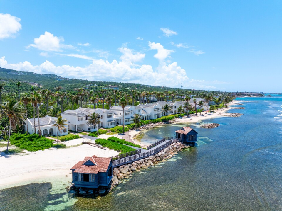 Weiße Gebäude und Palmen des Half Moon Resorts entlang der Küste auf Jamaika
