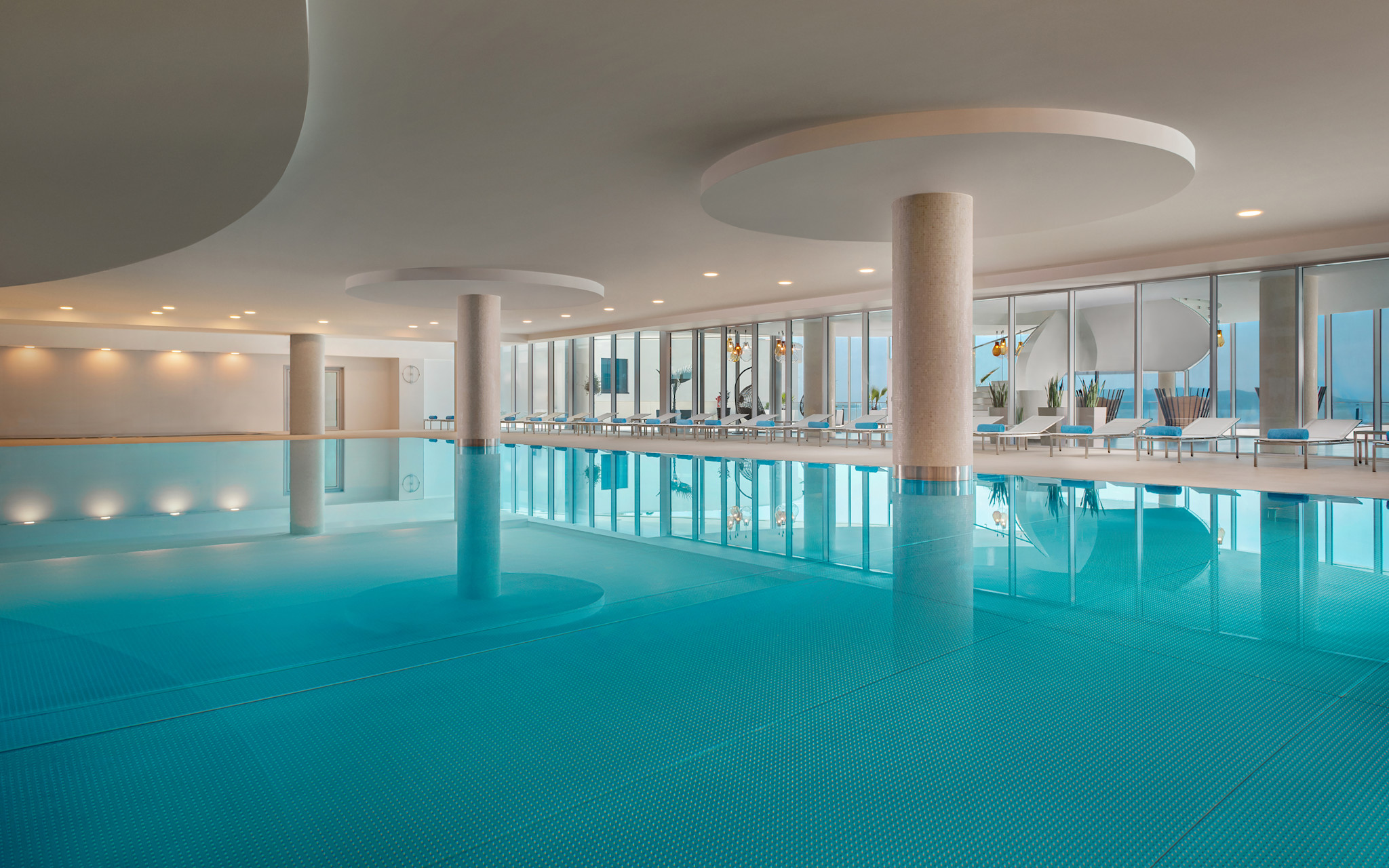 Beheizter Innenpool mit Säulen und Blick nach draußen im eforea Spa.