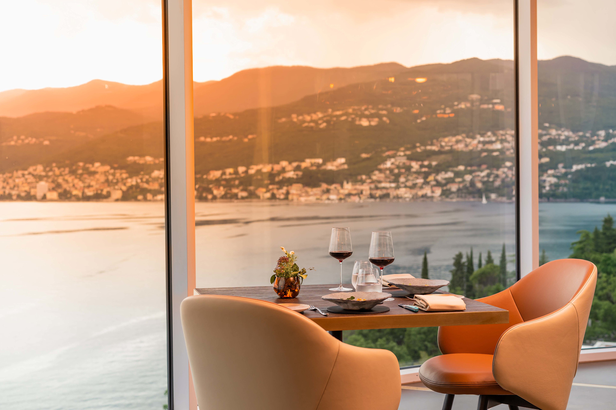 Tisch im Nebo Restaurant mit Glasfront und Blick auf die Kvarner-Bucht.