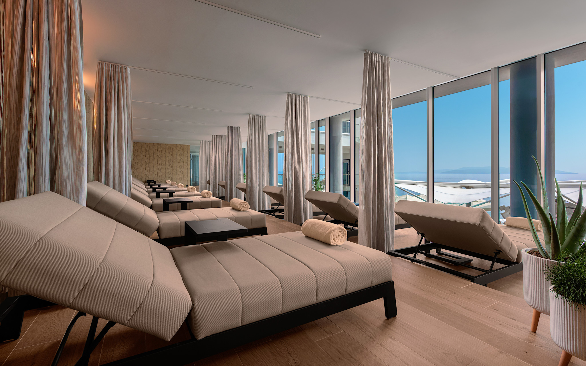 Ruheliegen im eforea Spa mit großer Fensterfront zum Meer.