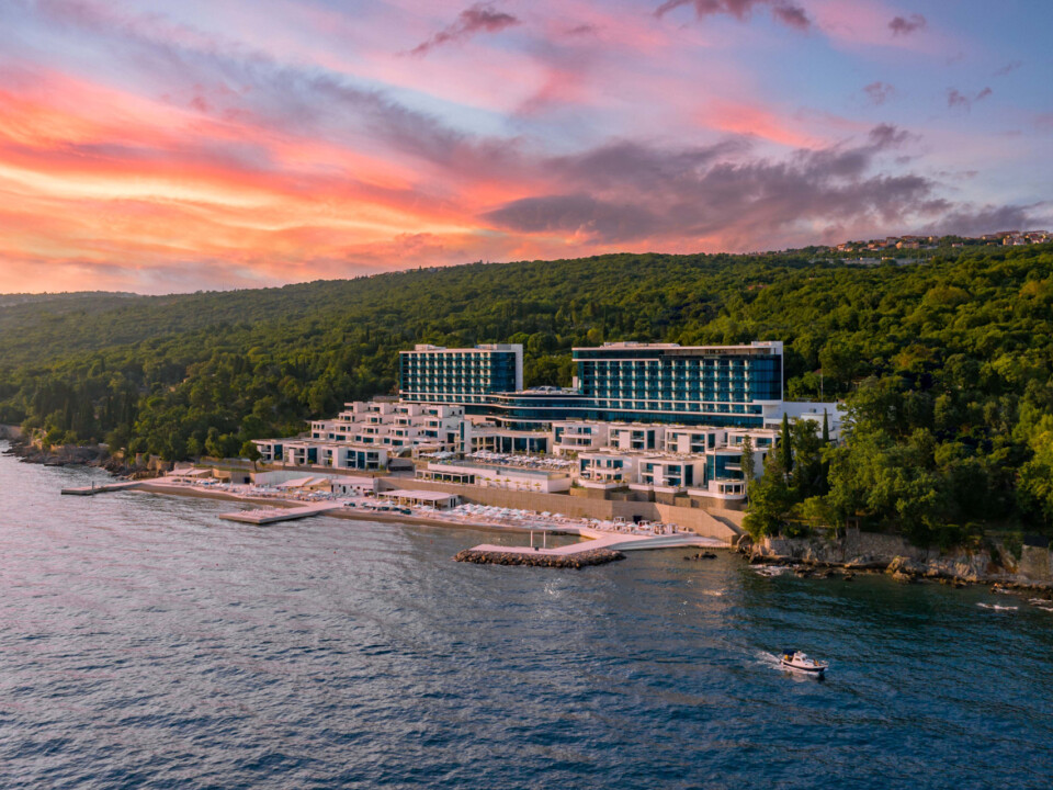 Das Hilton Rijeka Costabella Beach Resort & Spa an der Adriaküste im Abendlicht.