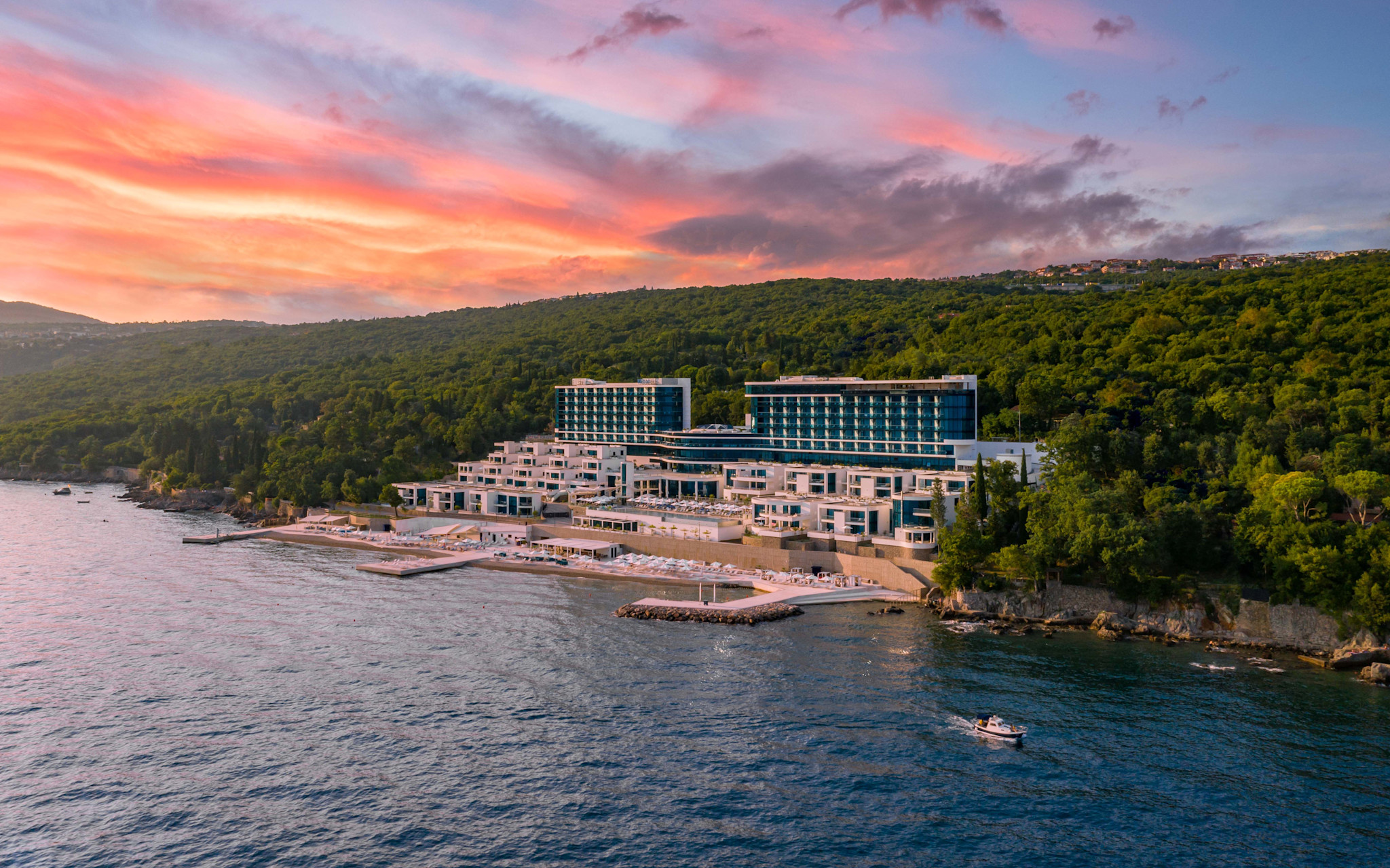 Das Hilton Rijeka Costabella Beach Resort & Spa an der Adriaküste im Abendlicht.