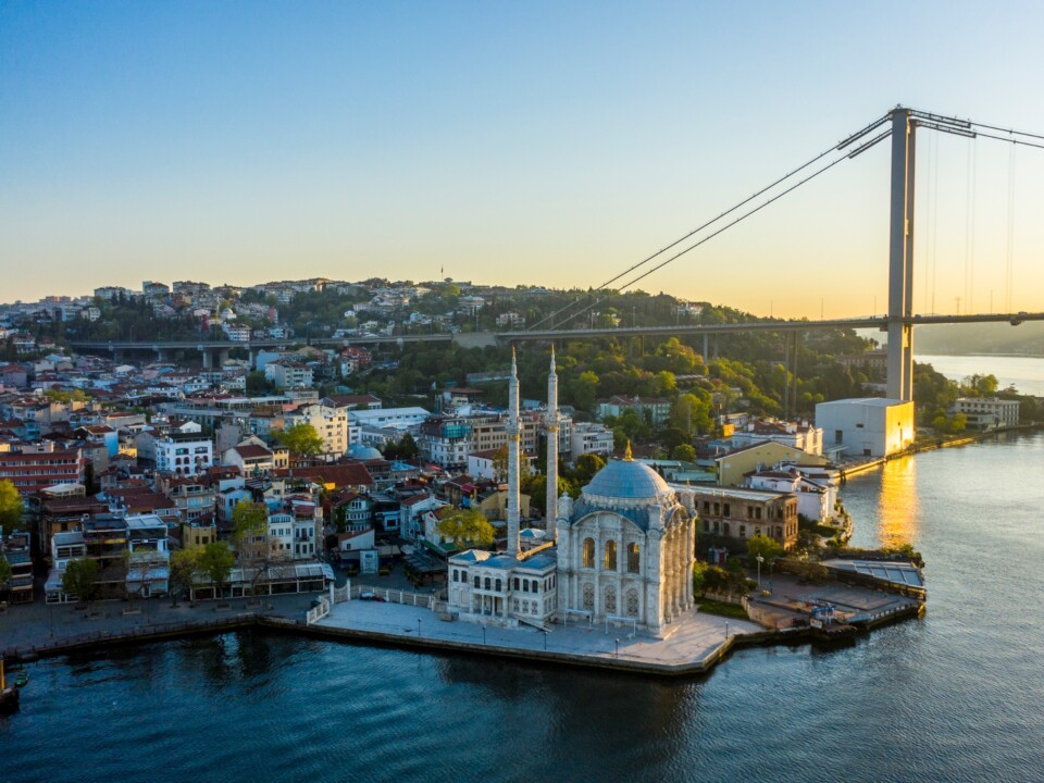 Ortaköy-Moschee und Bosporusbrücke im Abendlicht