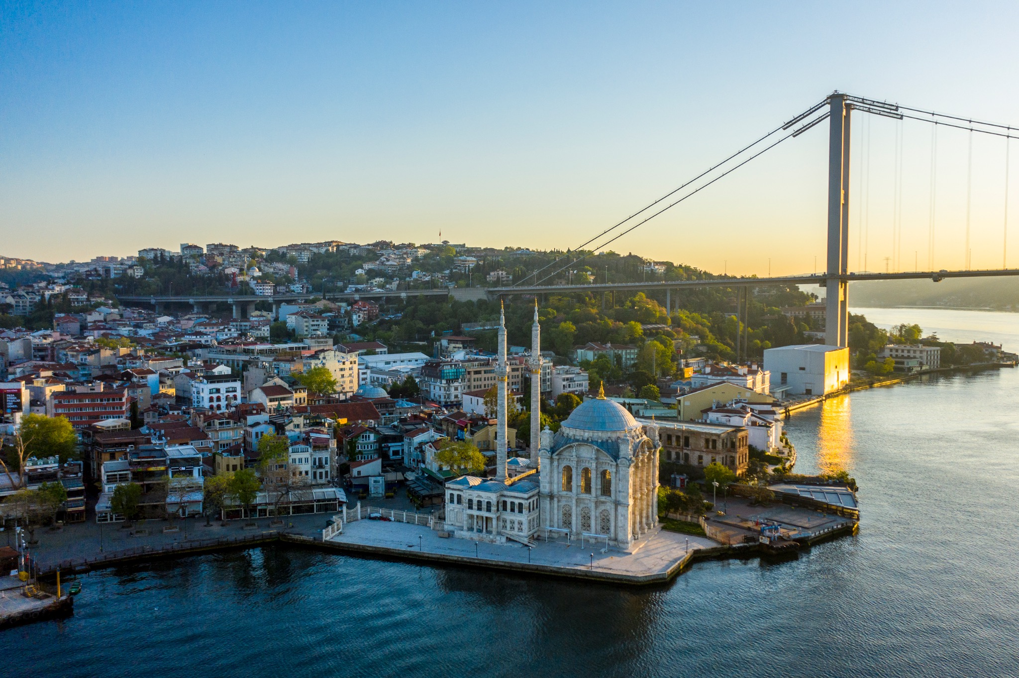 Ortaköy-Moschee und Bosporusbrücke im Abendlicht