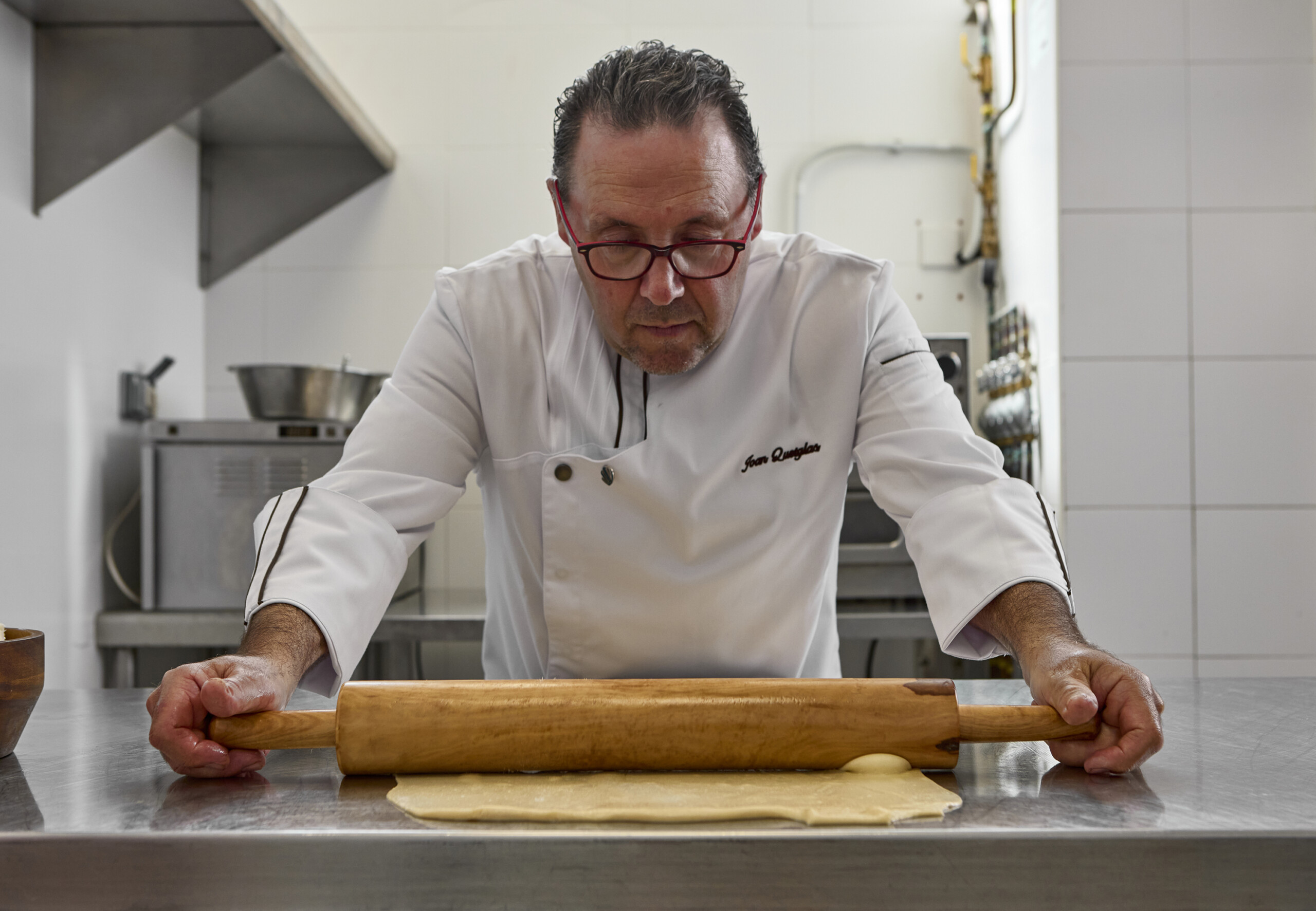 Chefpatissier Juan Quetglas Lopez rollt in einer Hotelküche einen Teig aus.