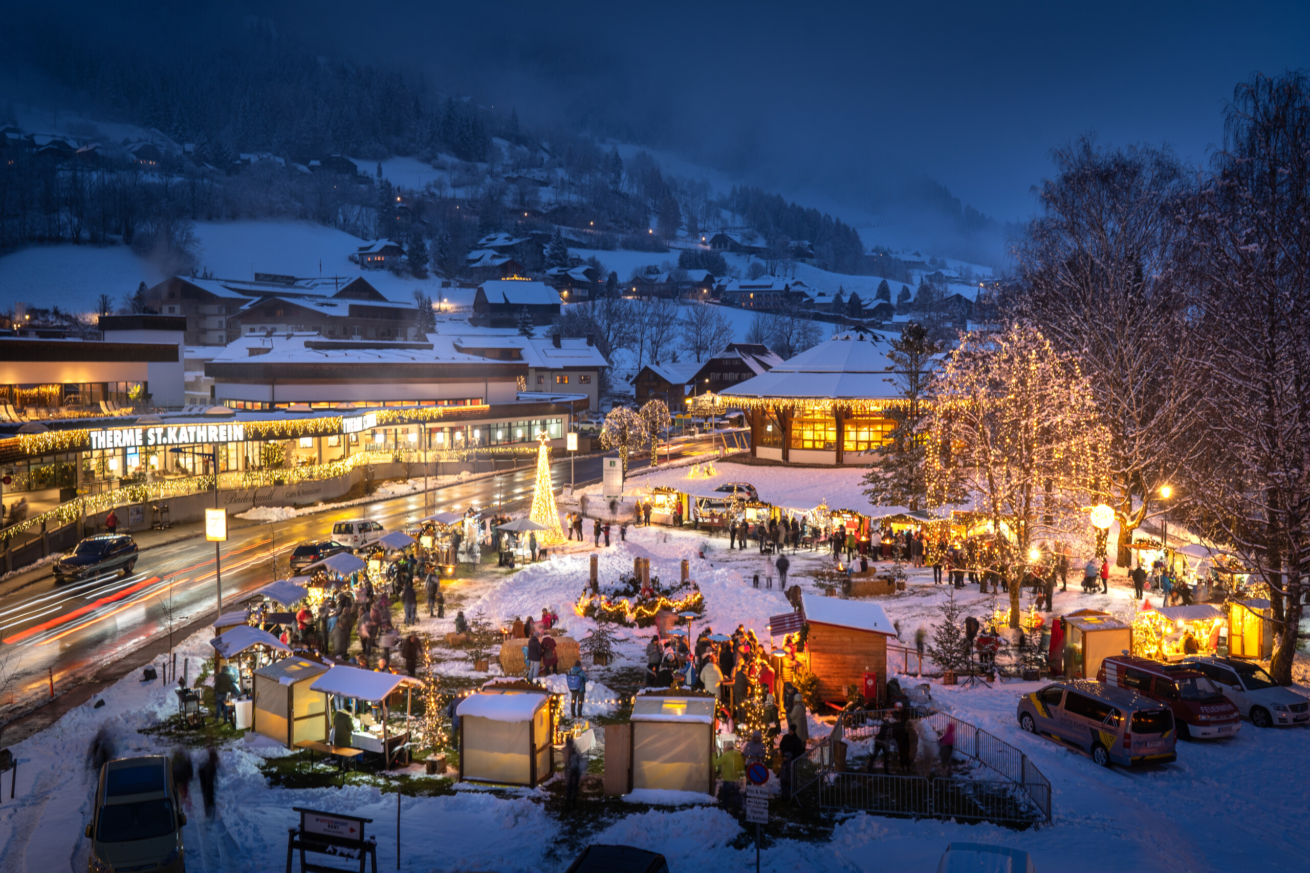 Beleuchteter Kirchheimer Adventmarkt im winterlichen Bad Kleinkirchheim.