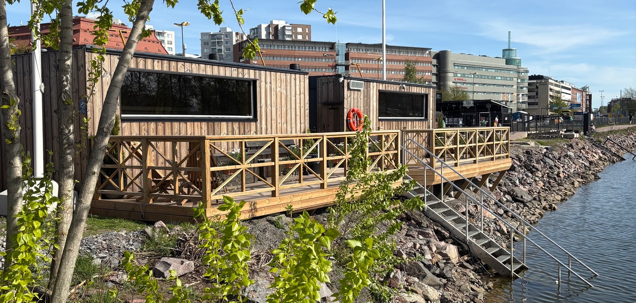 Holzverkleidete Container-Saunen mit Terrasse am Ufer in Helsinkis Stadtteil Sörnäinen.