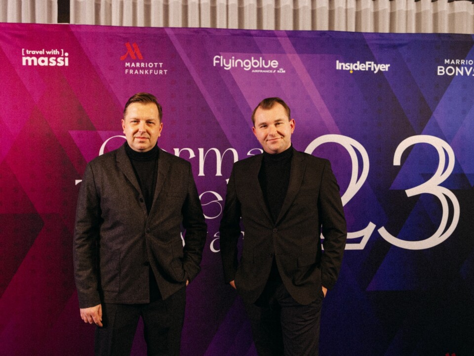 Marcel Wladasch und Steffen Hager vor einer Veranstaltungswand der German Traveller Awards 2023.