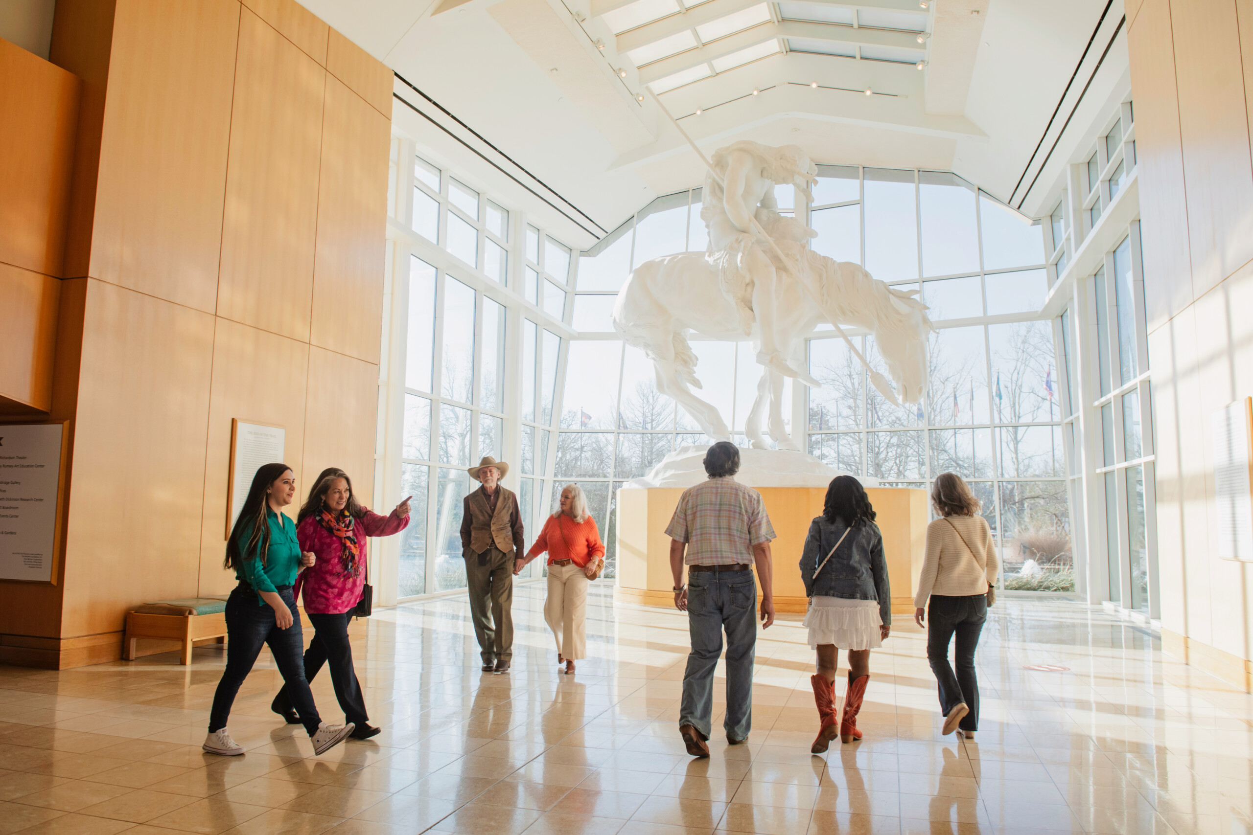 Besucher vor einer großen Skulptur im National Cowboy and Western Heritage Museum
