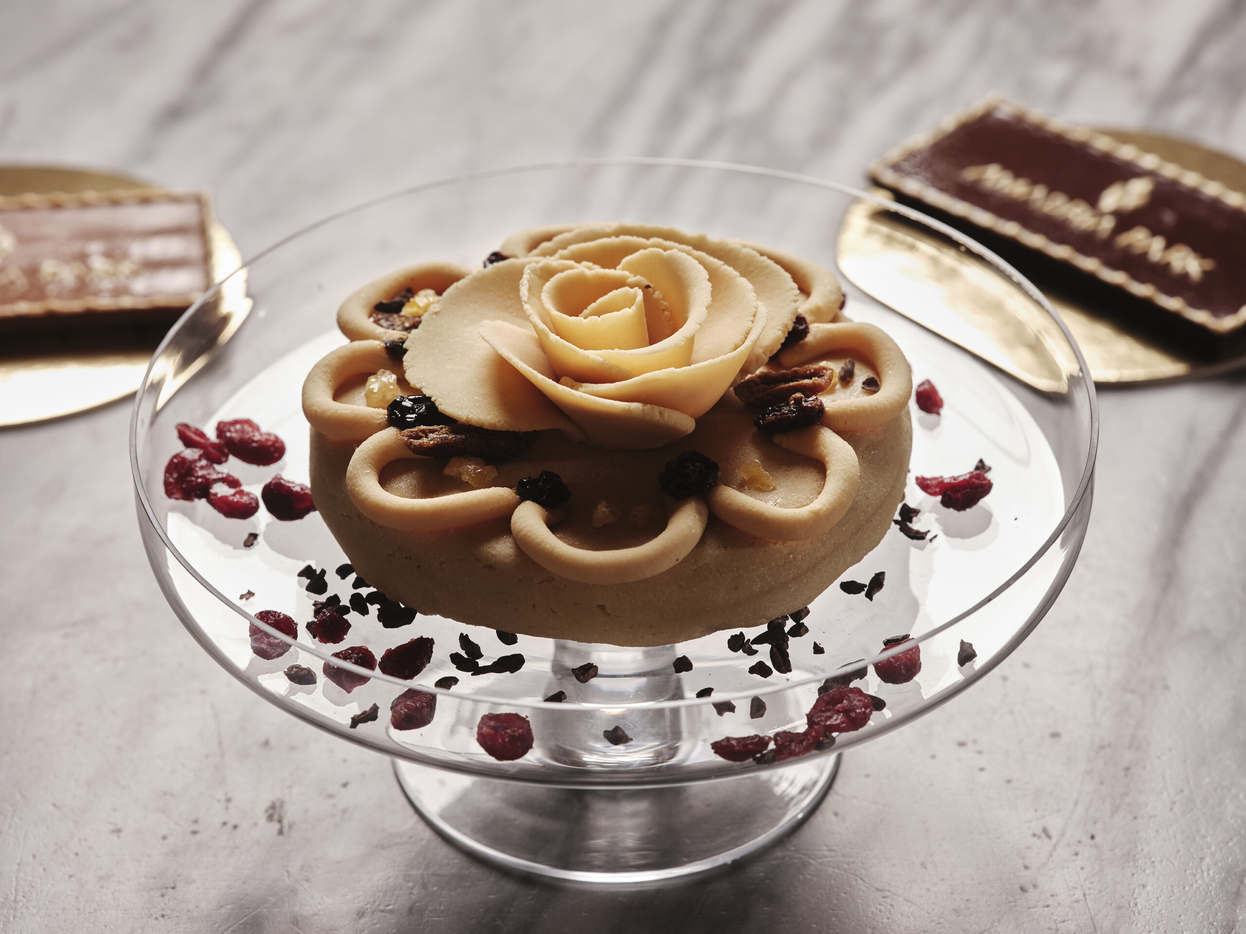 Blütenförmig gestaltete Torte auf einem Glasteller in der Milenij Choco World