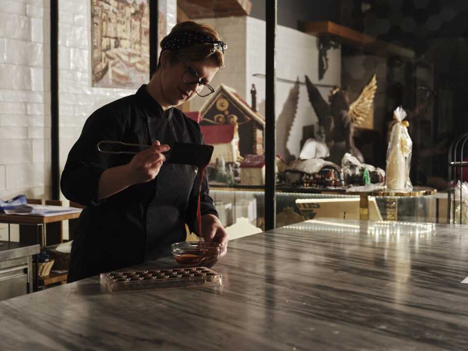Chocolatier arbeitet in der Milenij Choco World in Opatija an einer Schokoladenkreation