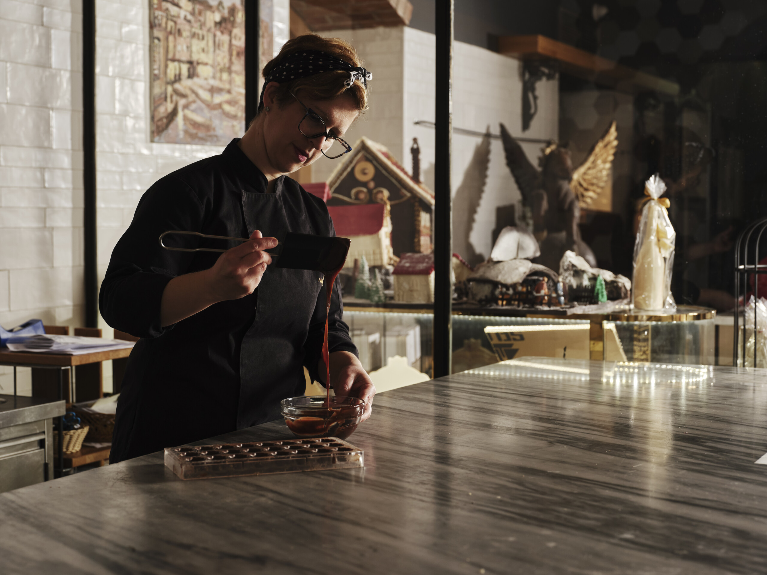 Chocolatier arbeitet in der Milenij Choco World in Opatija an einer Schokoladenkreation