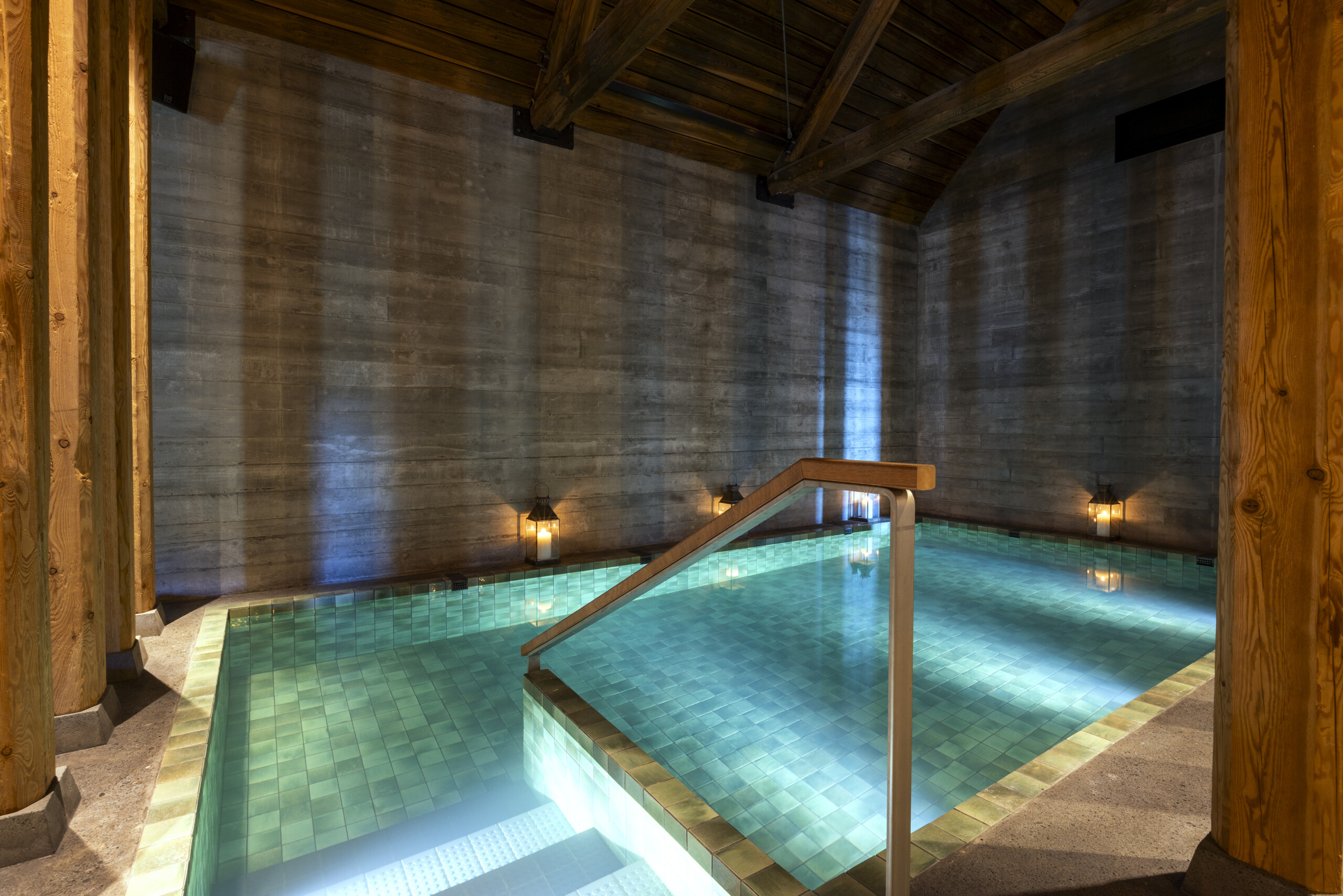 Float Pool Laug mit türkisfarbenem Wasser und hölzernen Wänden
