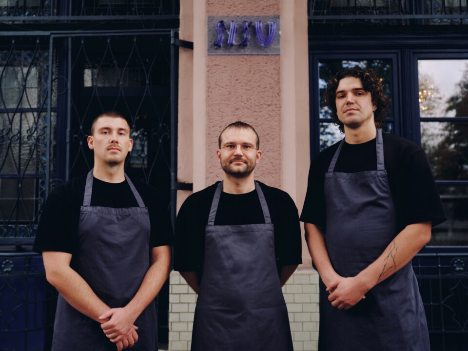 Das dreiköpfige Küchenteam vor dem Eingang des SISU in Berlin.