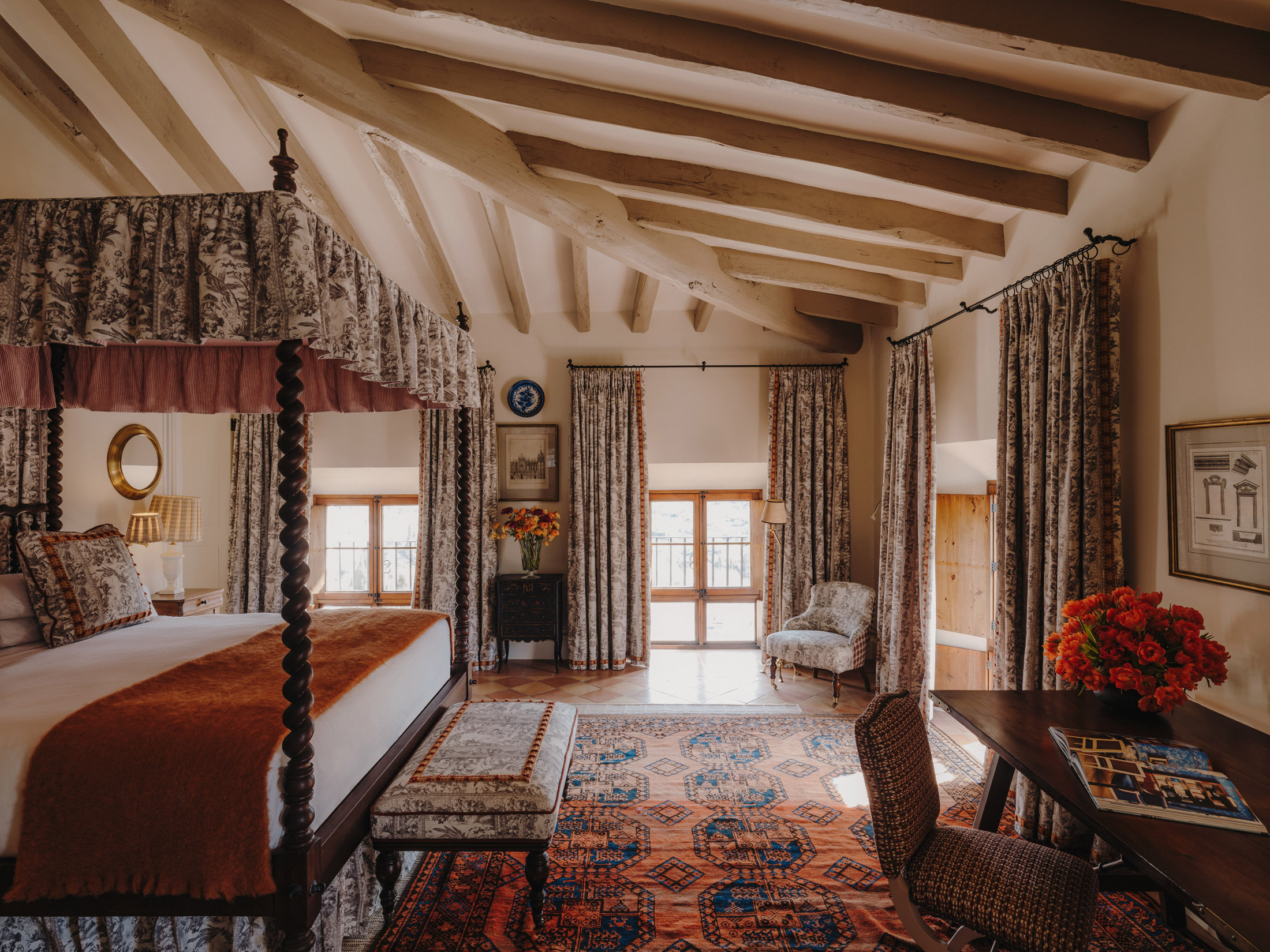 Galilea Junior Suite mit Himmelbett, gemusterten Vorhängen und sichtbaren Deckenbalken