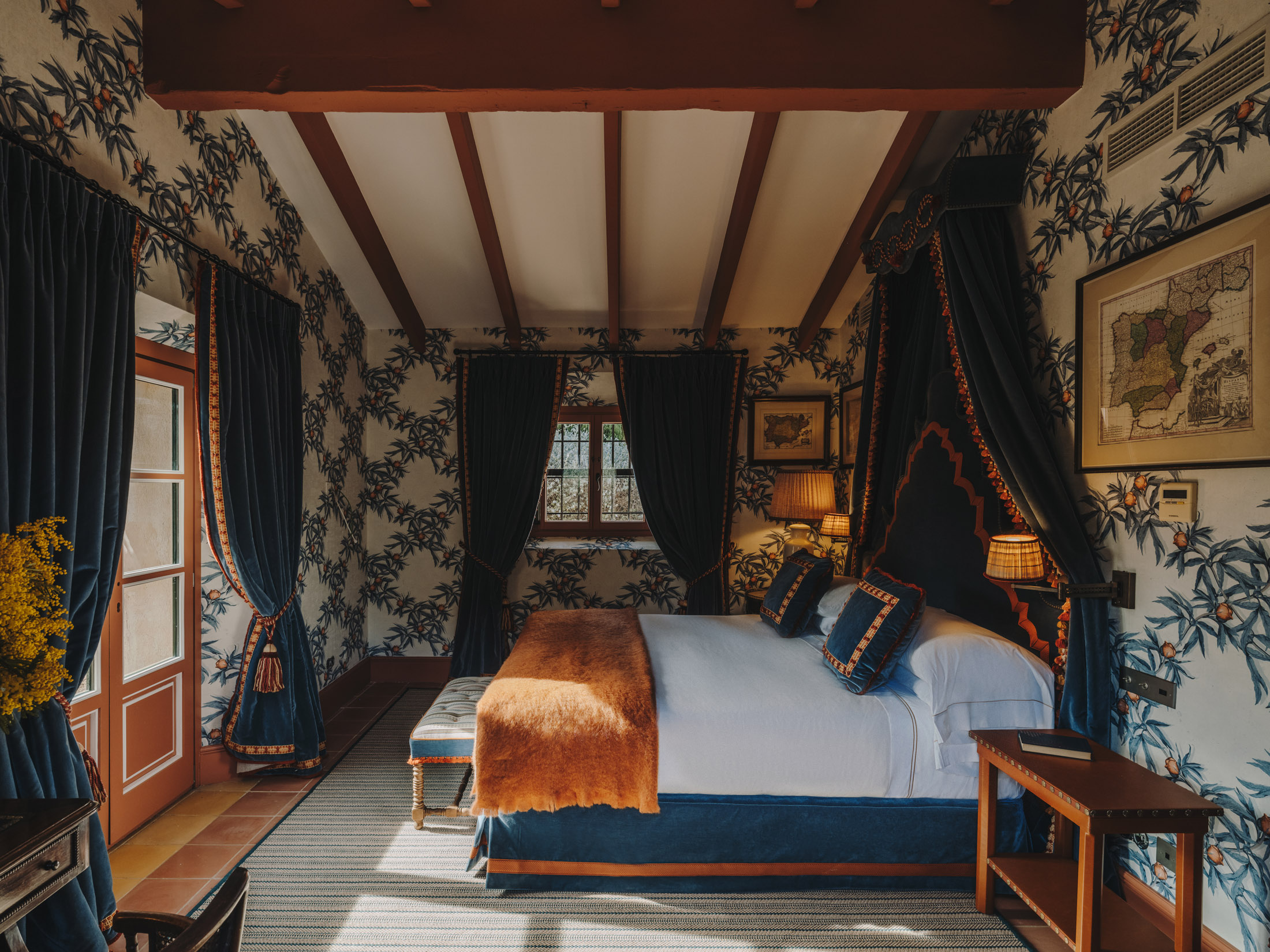 Schlafzimmer im Pool Cottage House mit Himmelbett und blau-weißen Wandmustern