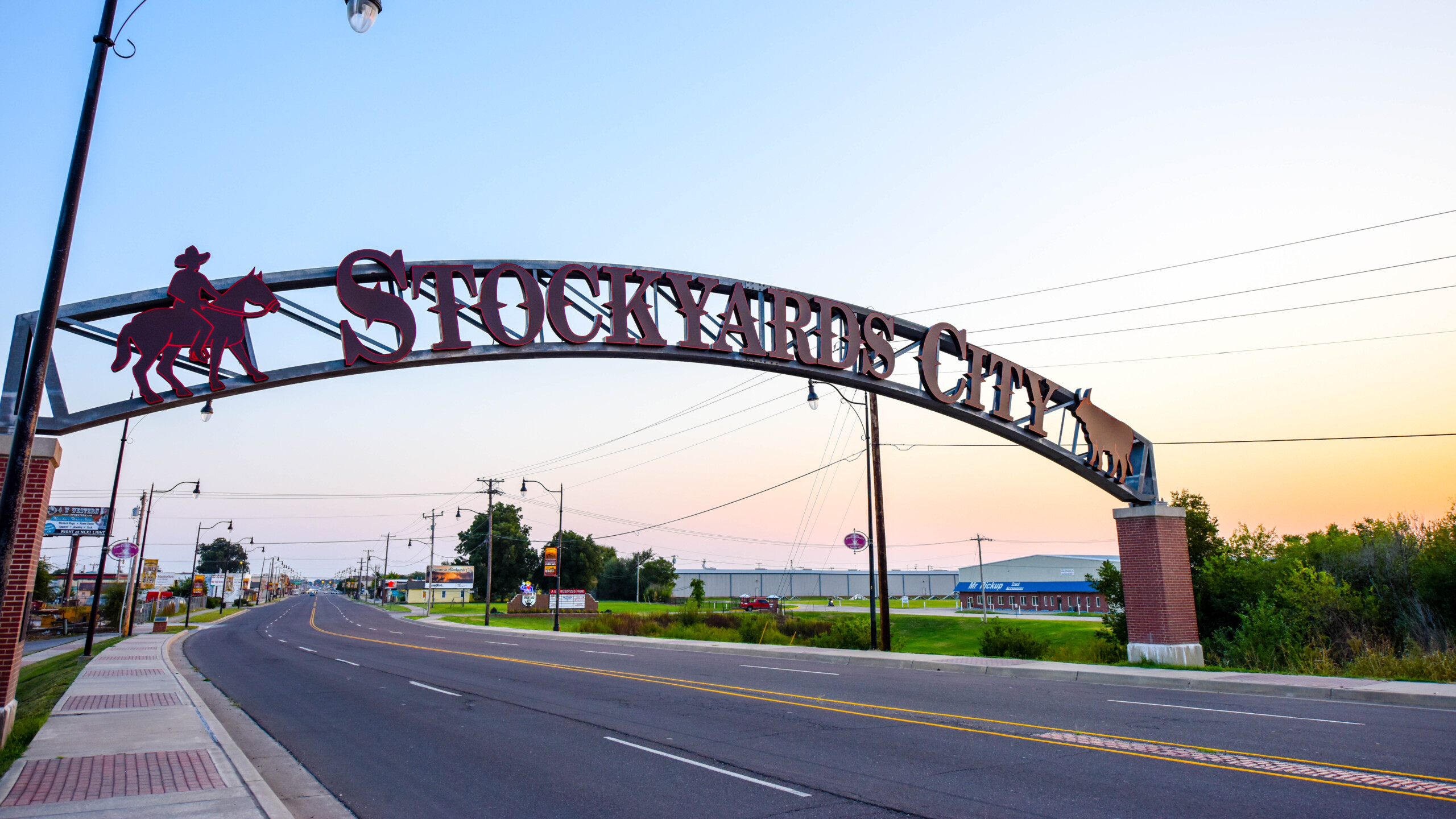 Torbogen mit dem Schriftzug Stockyards City über einer Straße in Oklahoma City