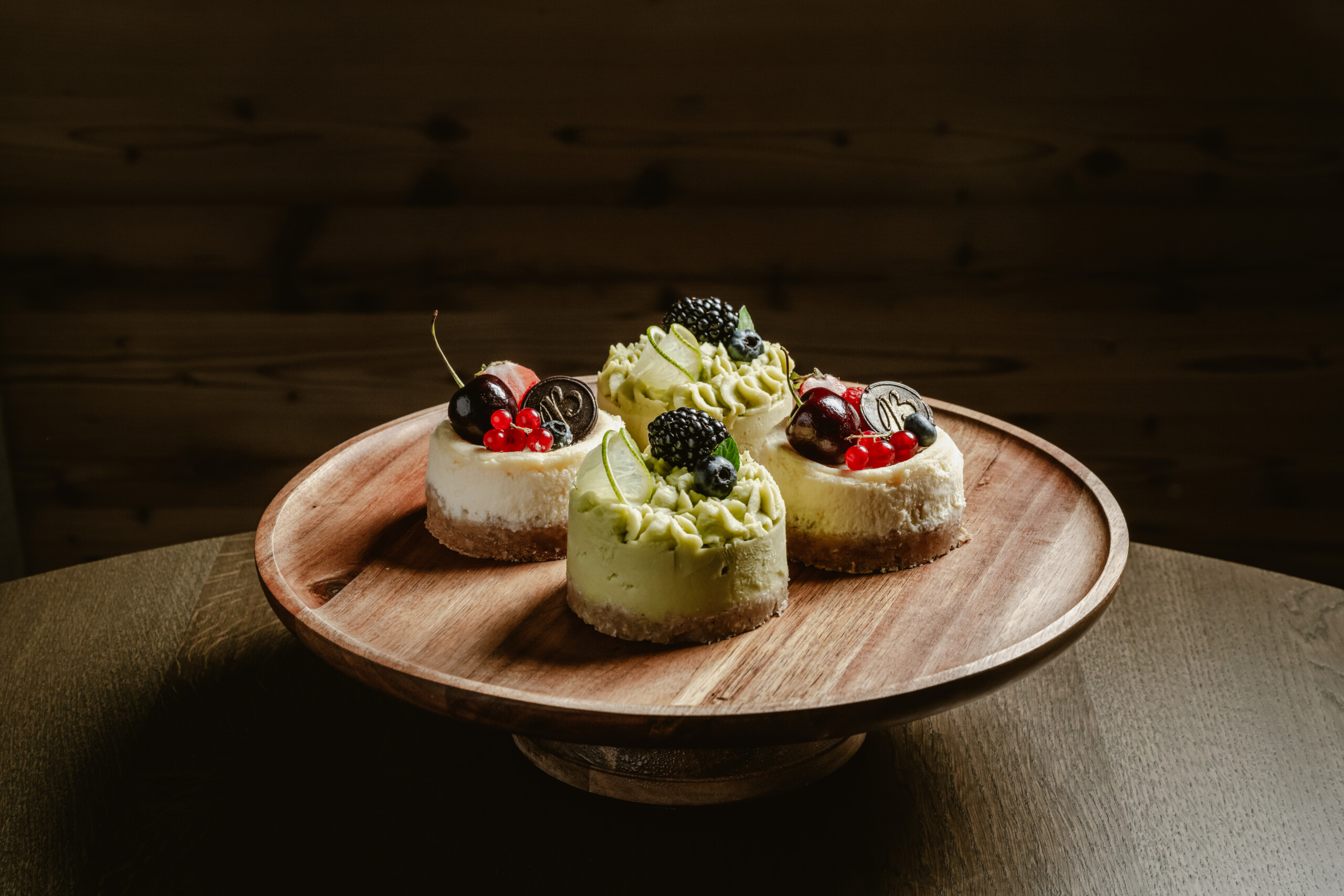 Avocado-Limetten-Törtchen und Bergkristall-Cheesecakes auf einem Holzständer