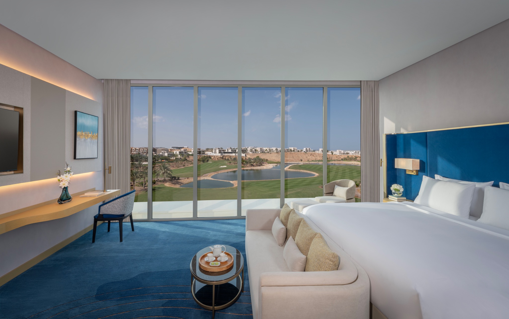 Junior Golf View Suite mit großen Fenstern und Blick auf die Fairways