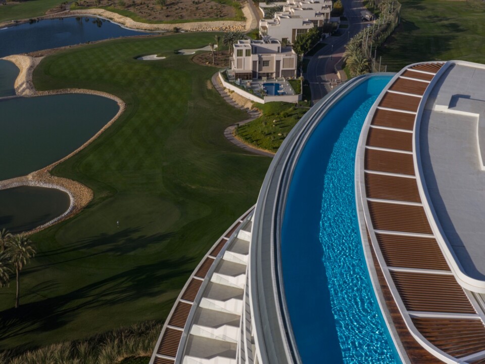 Infinity-Pool auf dem Dach des Tivoli LA VIE Muscat mit Blick auf den Golfplatz