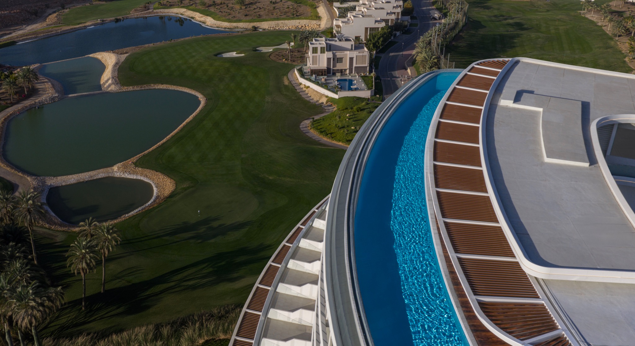 Infinity-Pool auf dem Dach des Tivoli LA VIE Muscat mit Blick auf den Golfplatz