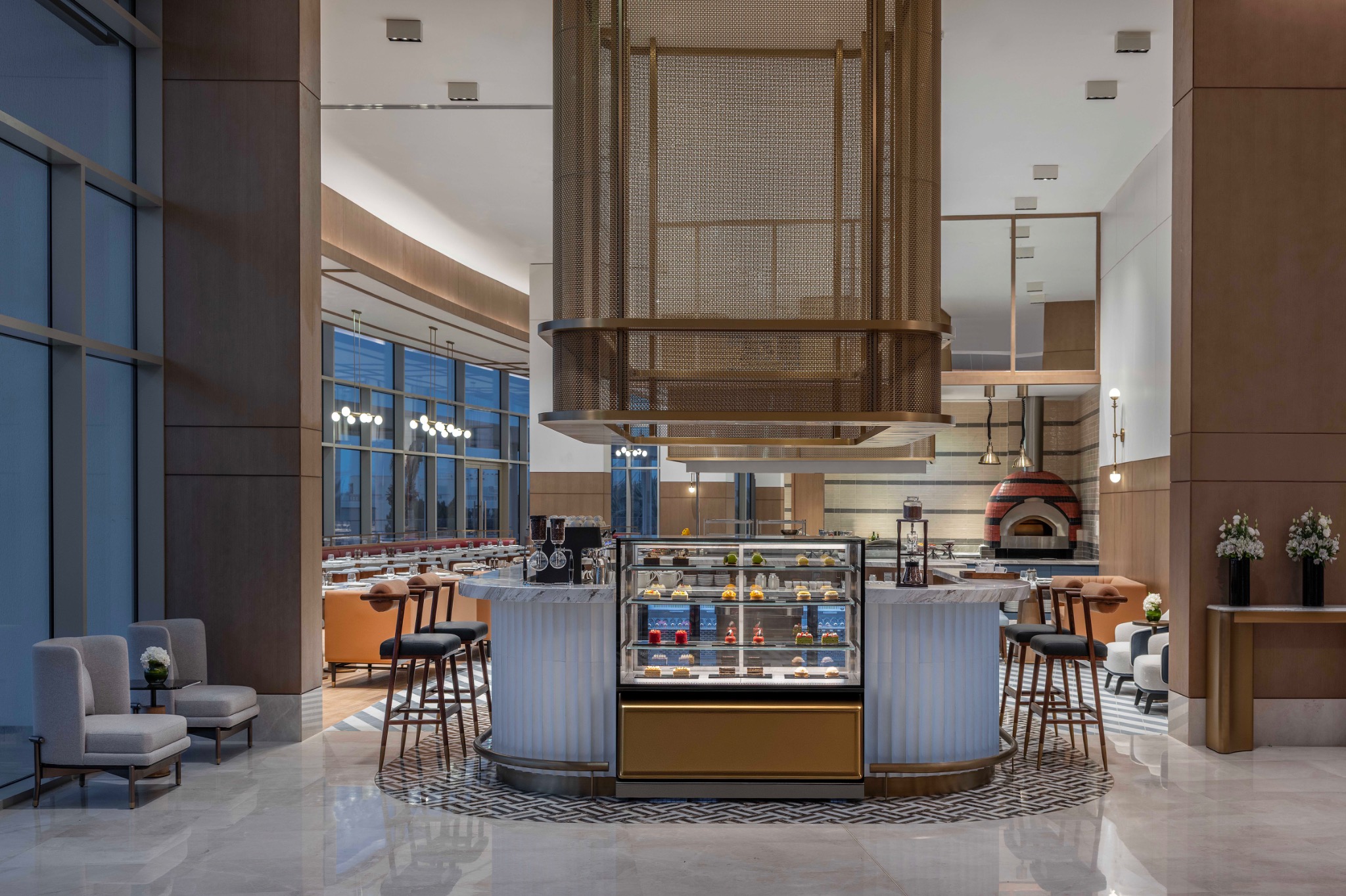 S O L É Lounge mit Patisserie-Theke und Sitzplätzen