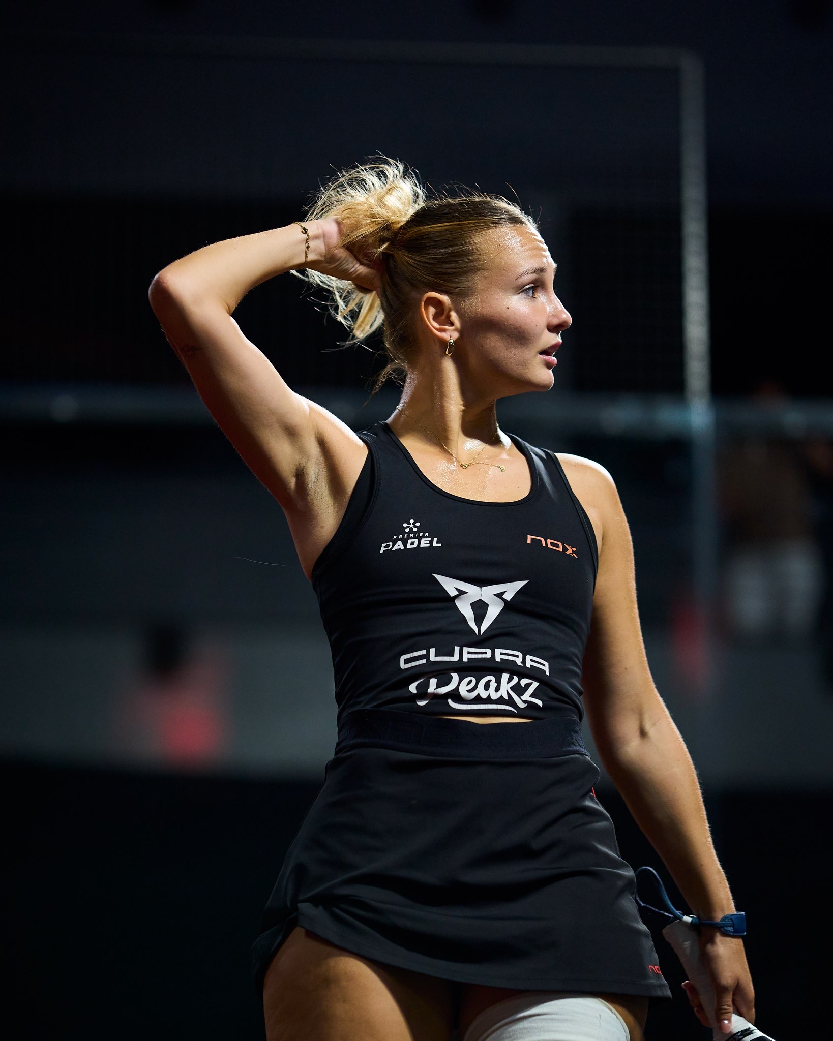 Padel-Spielerin Victoria Kurz während einer Spielpause